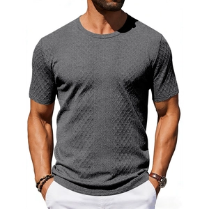 Detail eines grauen Herren-T-Shirts mit hochwertiger Jacquard-Waffel-Textur-Oberfläche
