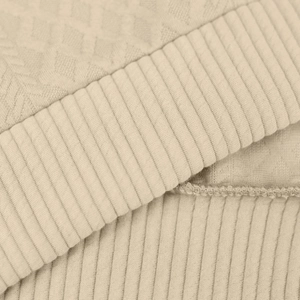 Makroaufnahme von Herren Sweatshirt in Beige mit Waffelstrick und gerippten Bündchen