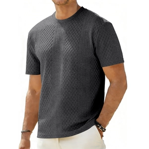 Nahaufnahme der Rautenstruktur dieses dunkelgrauen Herren-T-Shirts mit Kurzarm