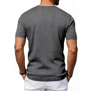 Nahaufnahme des dunkelgrauen Herren-T-Shirts mit hochwertiger Jacquard-Webstruktur