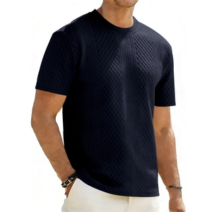 Detaillierte Ansicht des dunkelblauen Herren-Strick-T-Shirts mit Rautenstruktur