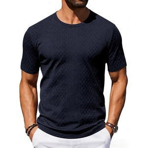 Detailaufnahme der Wabenstruktur auf dem dunkelblauen Herren-T-Shirt mit Rundhalsausschnitt