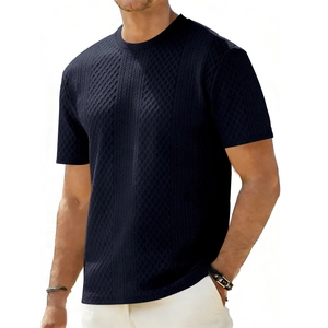 Detailansicht des dunkelblauen Herren-T-Shirts mit hochwertiger 3D-Jacquard-Textur