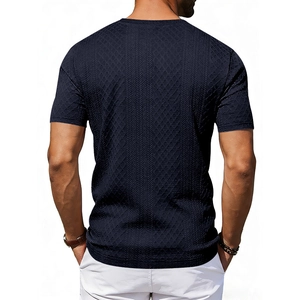 Detaillierte Rückansicht des dunkelblauen Herren-Jacquard-Strickshirts mit Mustern