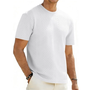 Makro-Detail des weißen Waffel-Jacquard-Stoffes für Herren auf minimalistischem T-Shirt