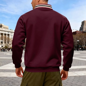Dettaglio della felpa bordeaux con bordo a coste e collo alto a righe su un modello