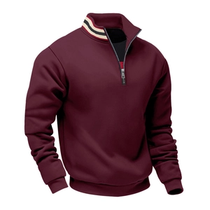 Dettaglio felpa bordeaux con colletto a righe a contrasto e mezza zip in metallo
