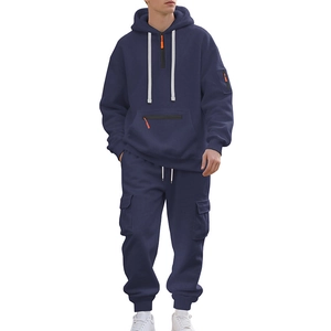 Tuta da uomo blu navy pesante in pile con pantaloni cargo e felpa con cappuccio