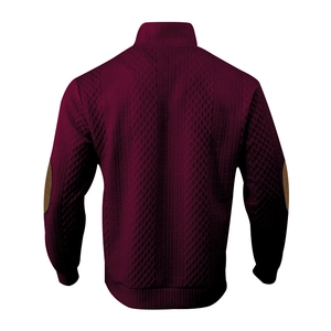 Detailansicht der burgunderroten Strickjacke mit Zopfmuster und braunen Ellenbogen-Patches