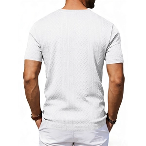 Detaillierte Rückansicht eines weißen Kurzarm-T-Shirts mit einzigartiger Wellen-Struktur