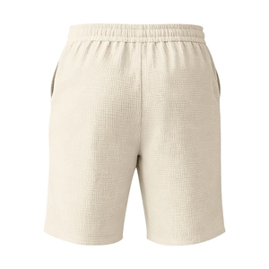 Vue détaillée du tissu gaufré respirant et de la taille élastique du short d'été beige