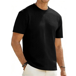 Detailaufnahme des schwarzen Herren-T-Shirts mit Rautenmuster-Strukturgewebe