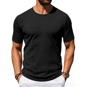 Nahaufnahme von Herren T-Shirt in Schwarz mit Jacquard-Struktur und klassischem Rundhals