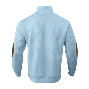 Nahaufnahme des hellblauen Strickpullovers mit Textur und braunen Ellbogen-Patches