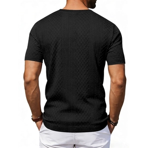 Detailansicht des schwarzen Herren-T-Shirts mit Jacquard-Struktur und klassischem Rundhals