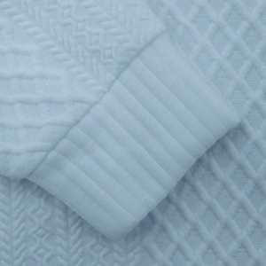 Detail des 3D-Strukturstrickmusters und der Rippbündchen am langärmligen Herren-Sweatshirt