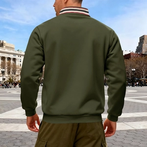 Vista posteriore della felpa verde oliva con colletto a righe multicolore e mezza zip