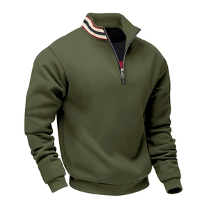 Dettaglio della felpa verde oliva con mezza zip e colletto a costine a righe tricolori