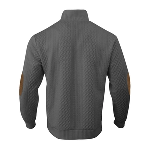 Detailansicht der Rückseite eines grauen Herrenpullovers mit braunen Ellbogen-Patches