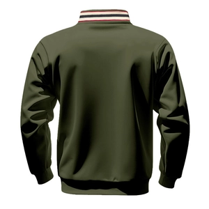 Dettaglio del retro della felpa verde oliva con colletto a righe tricolore a costine
