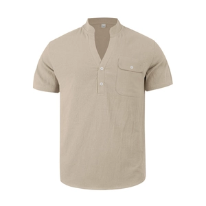 Primer plano de camiseta Henley de lino beige con botones en cuello V y bolsillo de pecho