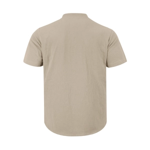 Vista detallada de la espalda de camiseta de lino caqui mostrando la textura del tejido