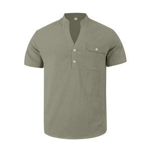 Detalle de camiseta Henley verde militar en algodón y lino con bolsillo y tapeta de botones