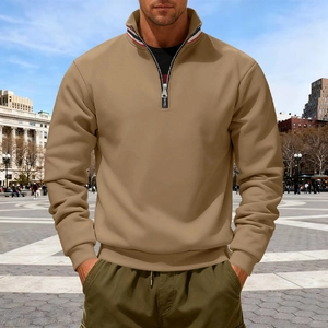 Felpa uomo kaki con mezza zip, colletto a lupetto a righe e vestibilità casual rilassata
