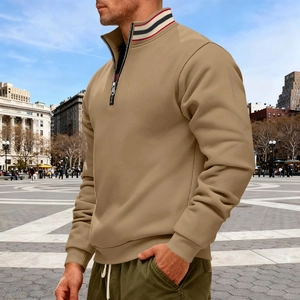Dettaglio del colletto a righe e della cerniera metallica sulla felpa beige da uomo