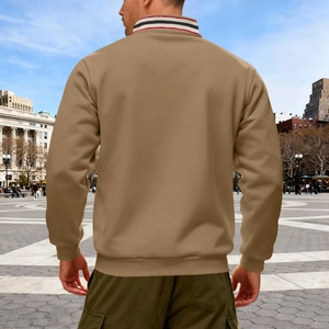 Scatto all'aperto di felpa kaki da uomo con dettaglio colletto a righe tricolori e zip corta