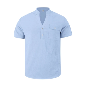 Detalle de camisa Henry de lino azul claro con cuello en V, botones blancos y un bolsillo