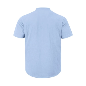 Vista posterior de camisa de lino azul claro con cuello en V mostrando textura de tela fina