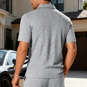 Dettaglio ravvicinato del completo polo grigio scuro uomo con trama a rombi 3D