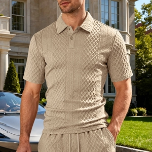 Dettaglio della maglia strutturata 3D e del colletto polo classico in beige sabbia