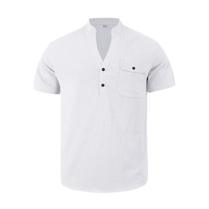 Detalle de una camisa henley de lino blanco con bolsillo en el pecho y tejido con textura