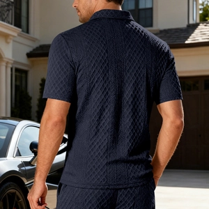 Vista ravvicinata della polo blu navy da uomo con trama jacquard e colletto classico