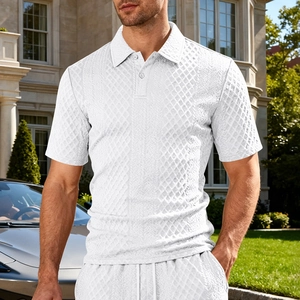 Dettaglio macro della polo bianca da uomo con pregiato tessuto a maglia jacquard