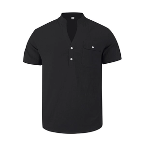 Detalle de camisa negra de lino que muestra el cuello Henley en V y el bolsillo en el pecho