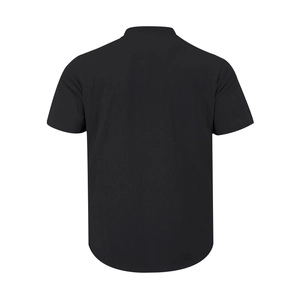 Vista trasera de una camisa de algodón y lino negra para hombre con un dobladillo curvo