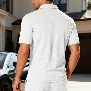 Vista posteriore di una polo bianca con intricata trama a maglia a rombi 3D e dettagli