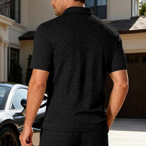 Dettaglio polo in maglia nera con motivo a rombi testurizzato di qualità e vestibilità slim