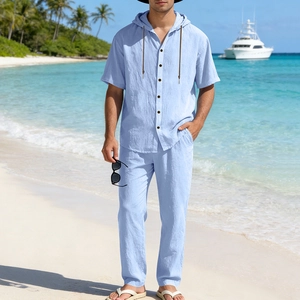 Herren Freizeitset aus hellblauem Leinen mit Kapuzenhemd und lockerer Strandhose für Sommer