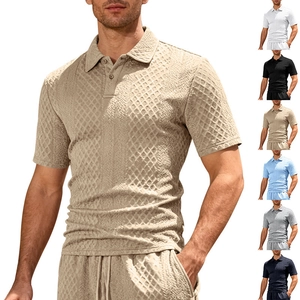 Completo polo e pantaloncini da uomo color kaki con motivo jacquard a rombi operato