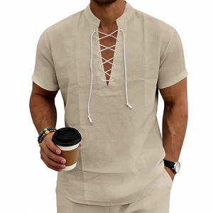 Dettaglio della camicia estiva da uomo con scollo a V intrecciato e texture lino