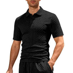 Completo polo nera da uomo con trama a rombi e pantaloncini con coulisse coordinati