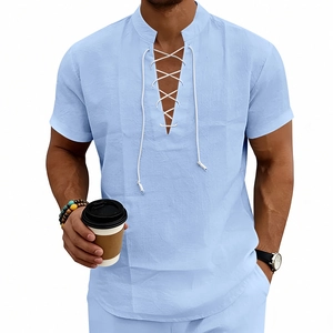 Dettaglio camicia di lino azzurra con scollo a V stringato e tessuto traspirante testurizzato