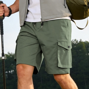 Ανδρική βερμούδα cargo outdoor σε χακί χρώμα με πολλές τσέπες και κορδόνι στη μέση