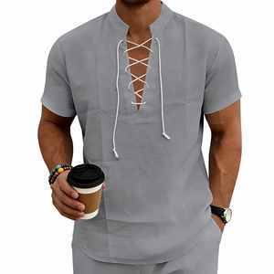 Dettaglio camicia grigia uomo in cotone lino con scollo a V, lacci e colletto alla coreana
