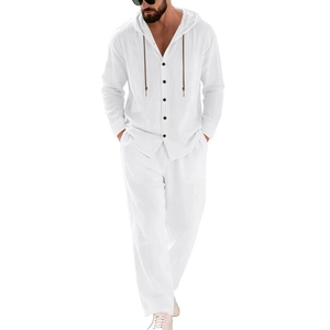 Zweiteiliges Herren-Set aus weißem Leinen mit Kapuzenhemd und passender langer Hose