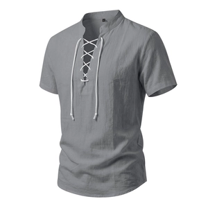 Dettaglio camicia in lino grigio da uomo con collo alla coreana e lacci bianchi